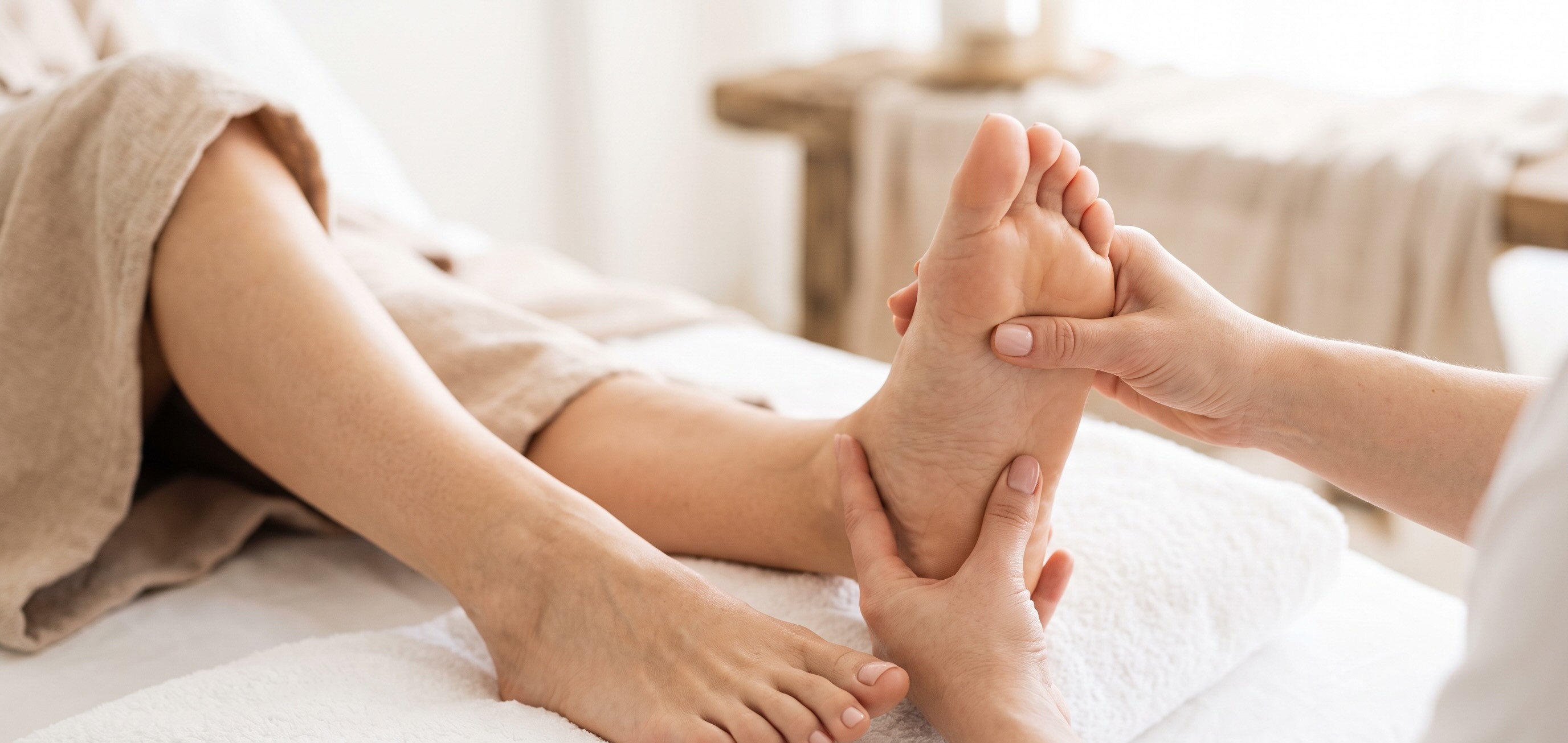Entspannende Fußmassage während einer PediOase-Behandlung